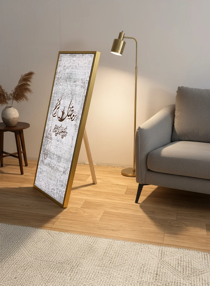 لوحة لوحة كانفاس على إطار خشبي بإطار خارجي ذهبي مع حامل خلفي بتصميم رمضان كريم
